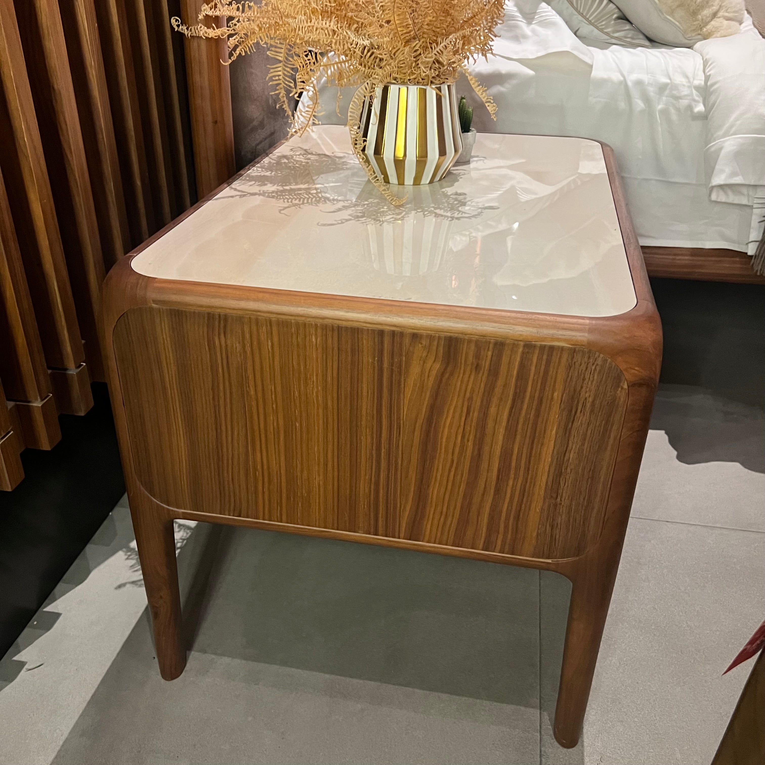 قطعة من المعرض  -   2* طاولة جادنب السرير من أيكون   ICON001-SIDETABLE