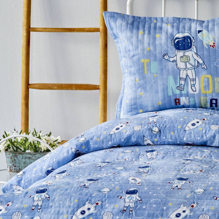 https://www.ebarza.com/cdn/shop/files/karaca-home-astronaut-navy-blue-quilted-young-single-bedspread-set-200-18-01-0175-bedding-09238679-33249261224087_1600x.jpg?v=1699423045